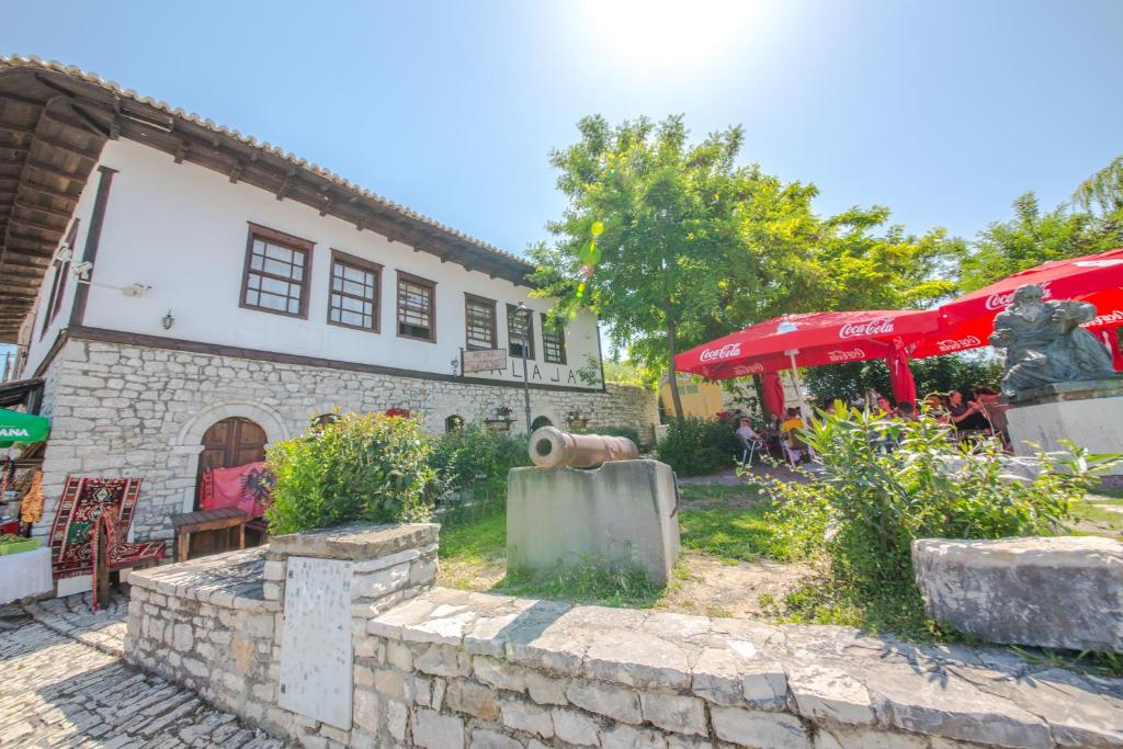 Un jardín fuera de Hotel Kalaja