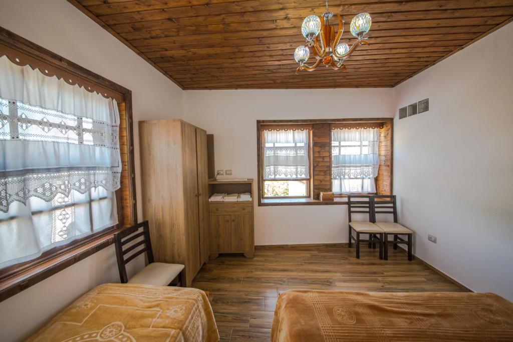 Una cama o camas en una habitación de Hotel Kalaja