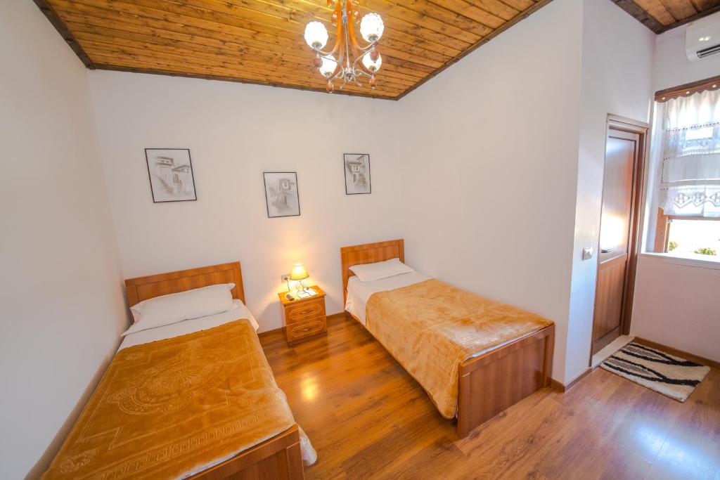 Una cama o camas en una habitación de Hotel Kalaja