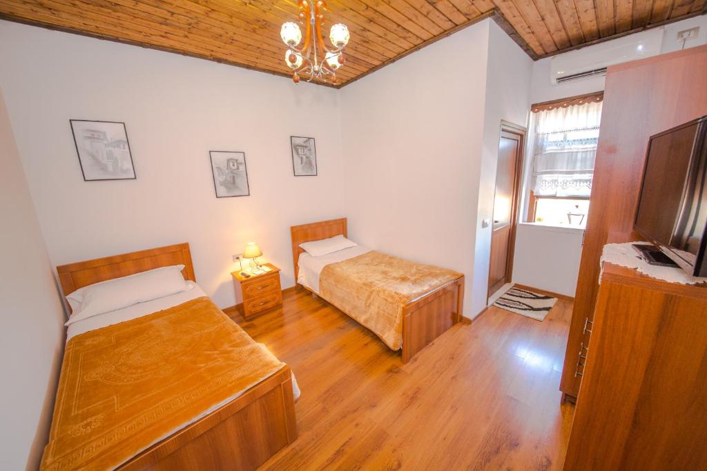Una cama o camas en una habitación de Hotel Kalaja