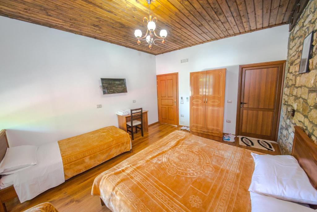 Una cama o camas en una habitación de Hotel Kalaja