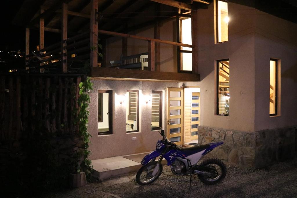 ein Motorrad, das nachts vor einem Haus parkt in der Unterkunft Mestia Panorama in Mestia