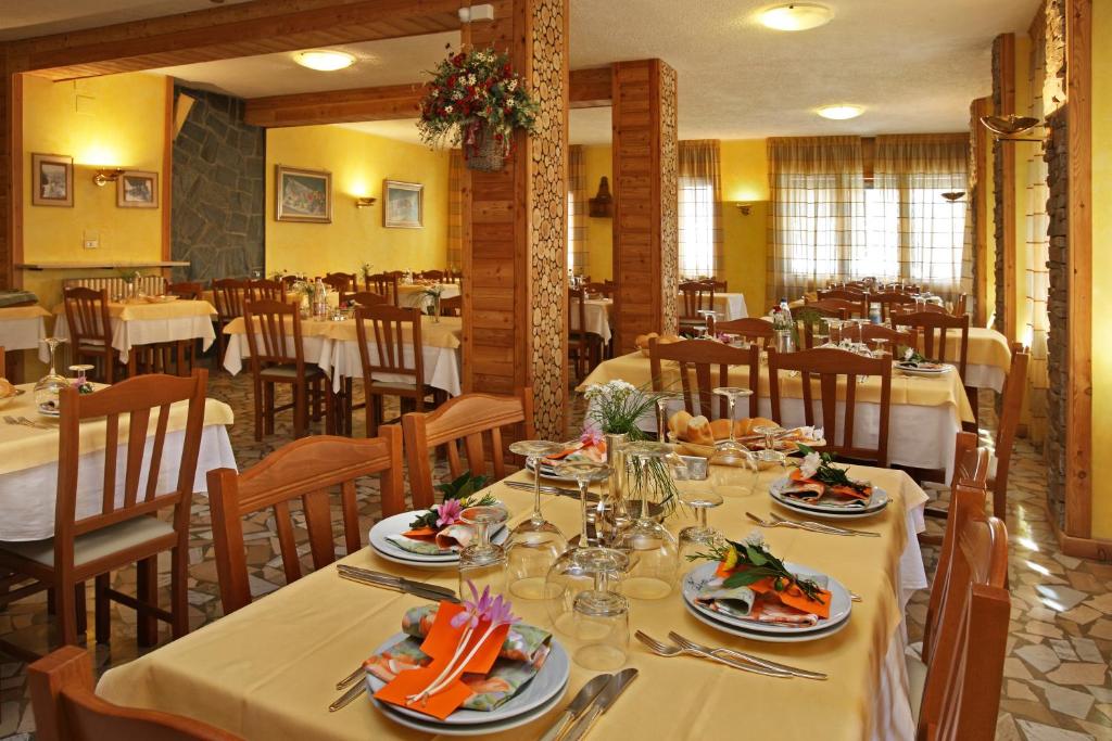 Restaurace v ubytování Hotel Holiday Debili