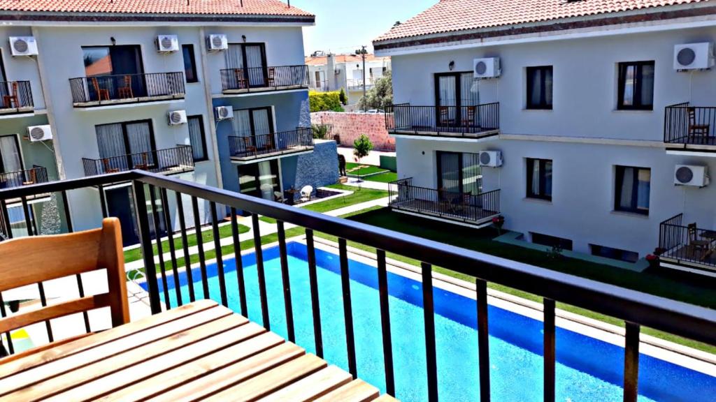 - une vue depuis le balcon d'un immeuble avec piscine dans l'établissement Karyada Hotel, à Çeşme