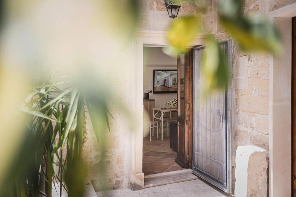 a hallway with a door leading to a dining room at Diletta Casa Vacanze in Lecce