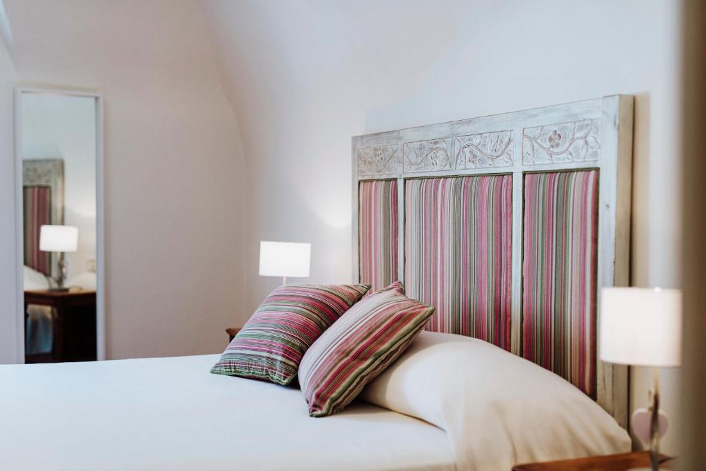 ein Schlafzimmer mit einem weißen Bett mit zwei Kissen in der Unterkunft Casa Vèra Camelia Apartment in Orvieto