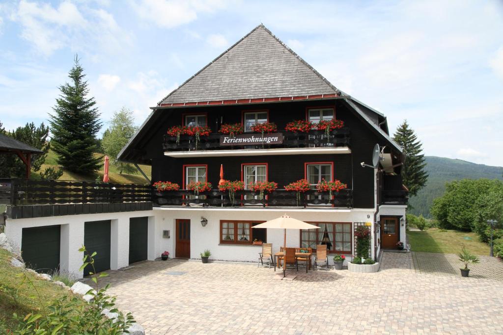 Großes Schwarz-Weiß-Haus mit Terrasse in der Unterkunft Villa Hubertus in Feldberg