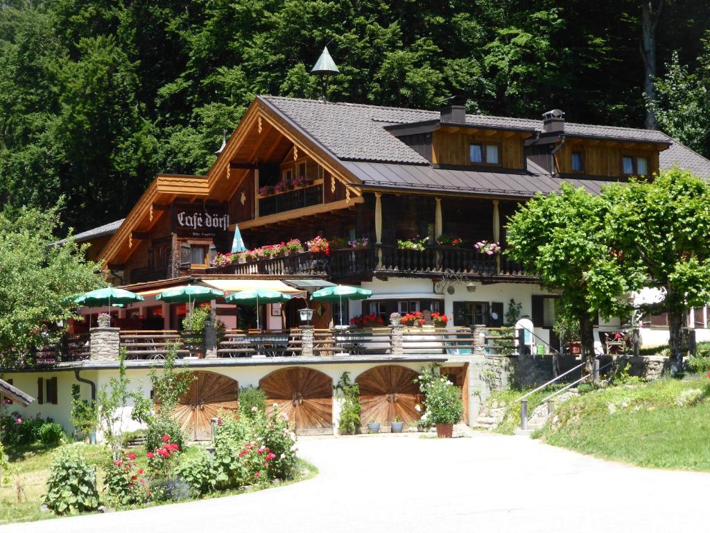 ein großes Holzhaus mit Balkon in der Unterkunft Gasthaus - Pension - Café Dörfl in Kiefersfelden