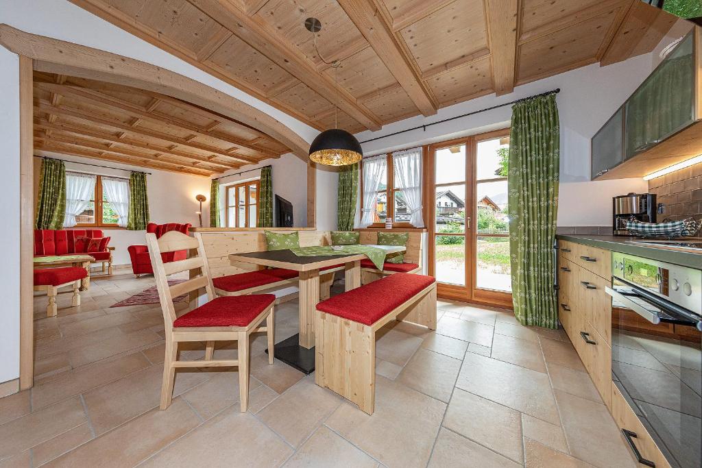 - une cuisine et une salle à manger avec une table et des chaises dans l'établissement Neuerbaute Ferienhaushälfte 4erspitzblick, à Mittenwald