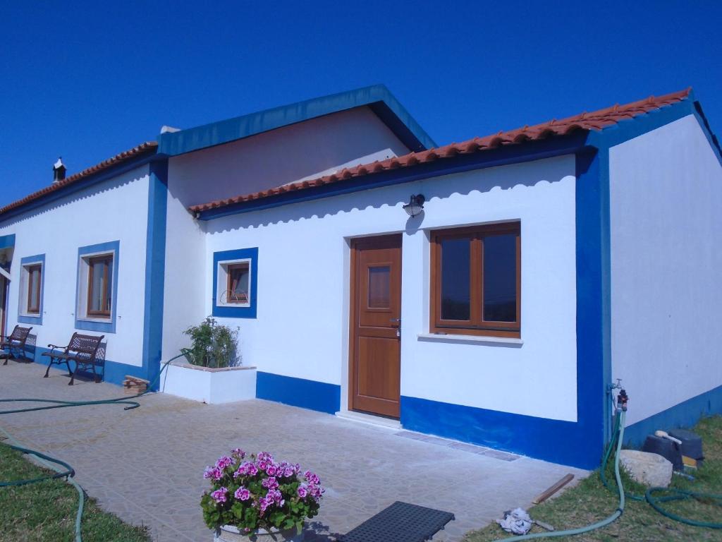 una pequeña casa azul y blanco en Passo a passo, en Santo André