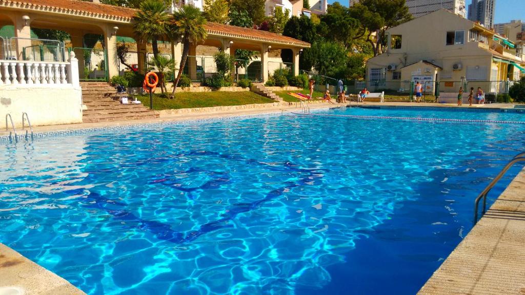 una gran piscina de agua azul en Apartamento Playa Levante, en Benidorm