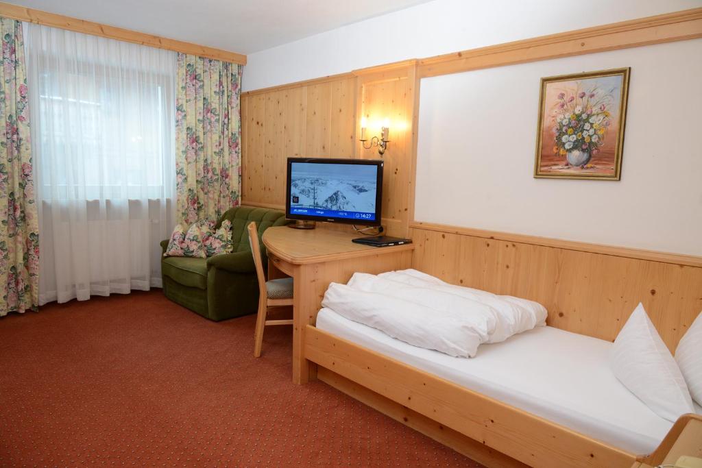 Postel nebo postele na pokoji v ubytování "Quality Hosts Arlberg" Hotel Garni Mössmer