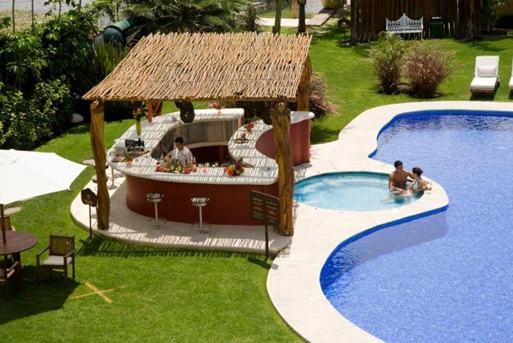 Bazén v ubytování El Chante Spa Hotel nebo v jeho okolí