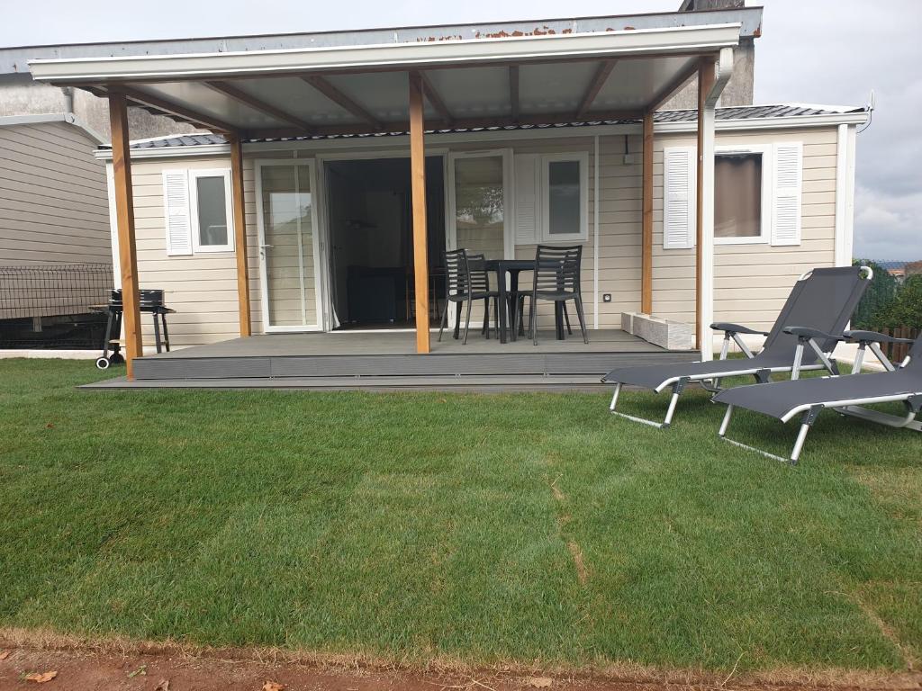 a screened in porch with a table and chairs at Altamira Camping Park in Queveda