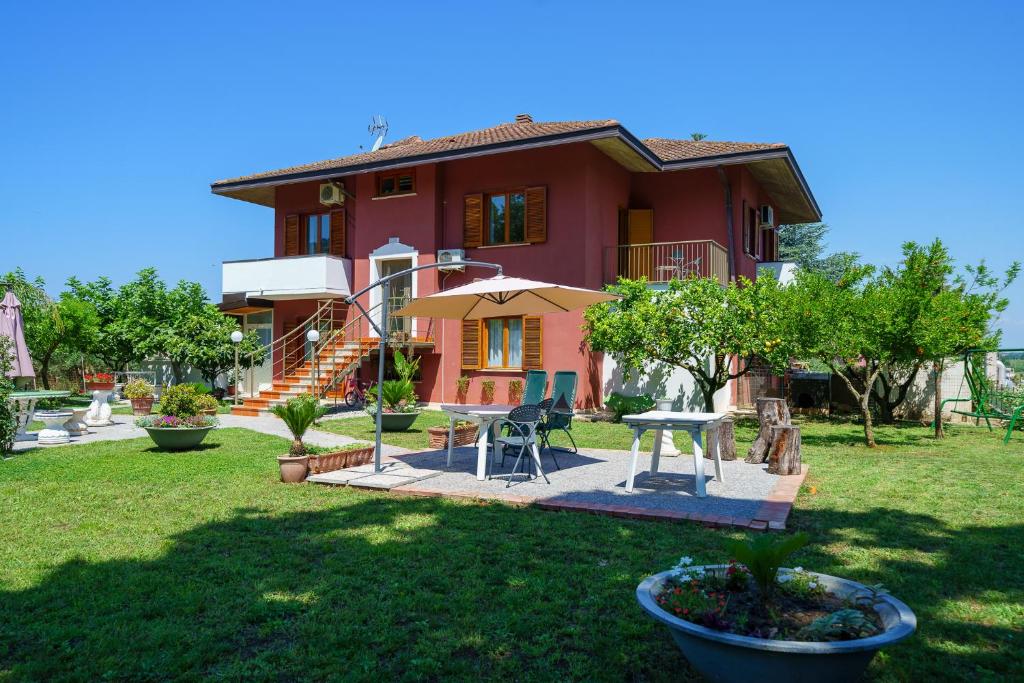 アグローポリにあるB&B Villa Le Mattineの庭のテーブル付き赤い家