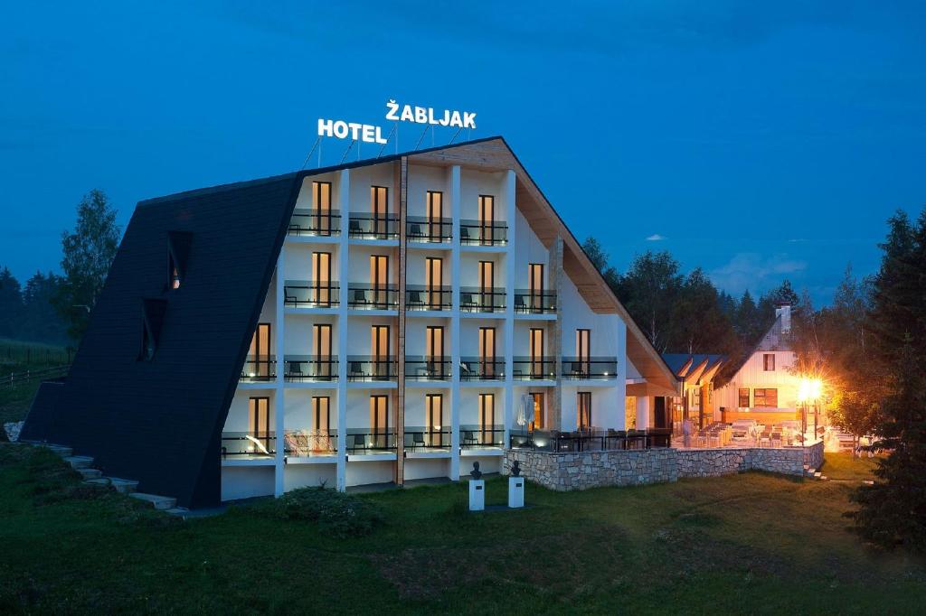 un edificio de hotel con un cartel en él por la noche en Hotel Žabljak, en Žabljak