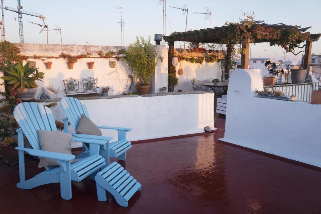 twee blauwe stoelen bovenop een patio bij amazing Penthouse Cadiz in Cádiz