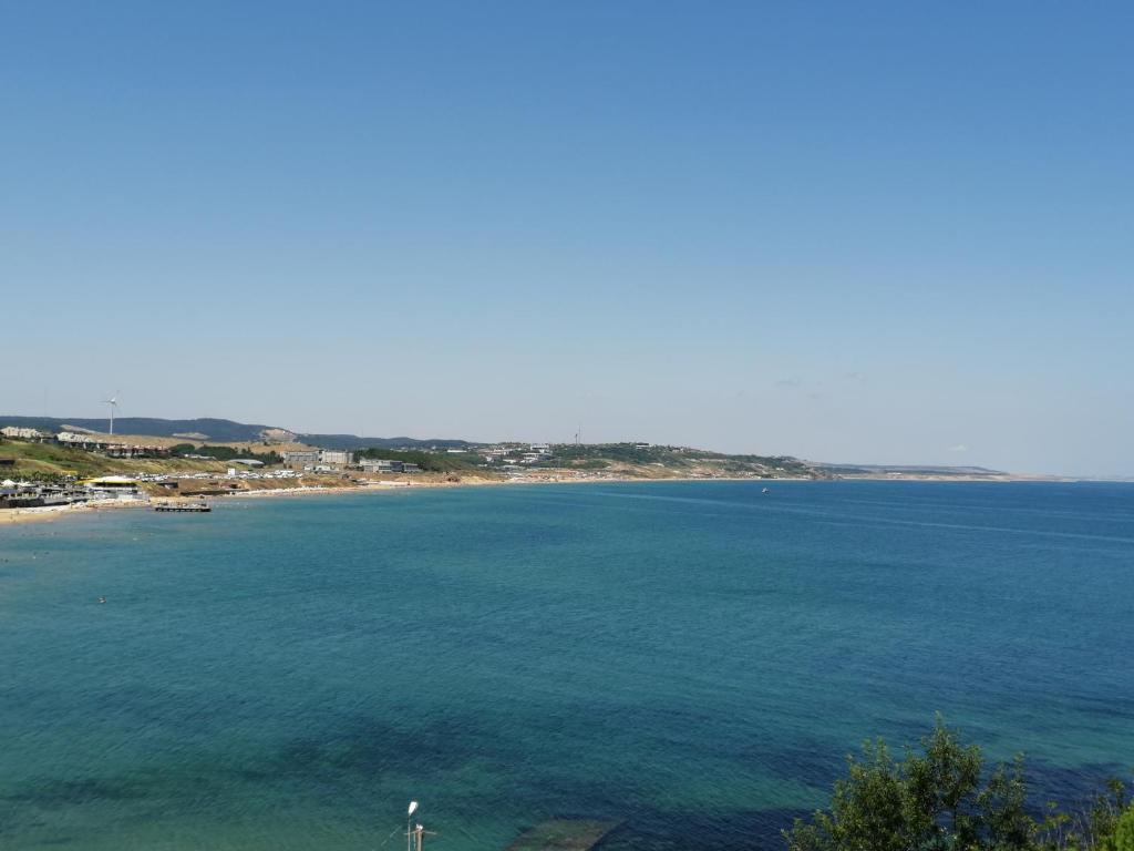 a large body of water with a beach at Erzurumlu Hotel in Kilyos