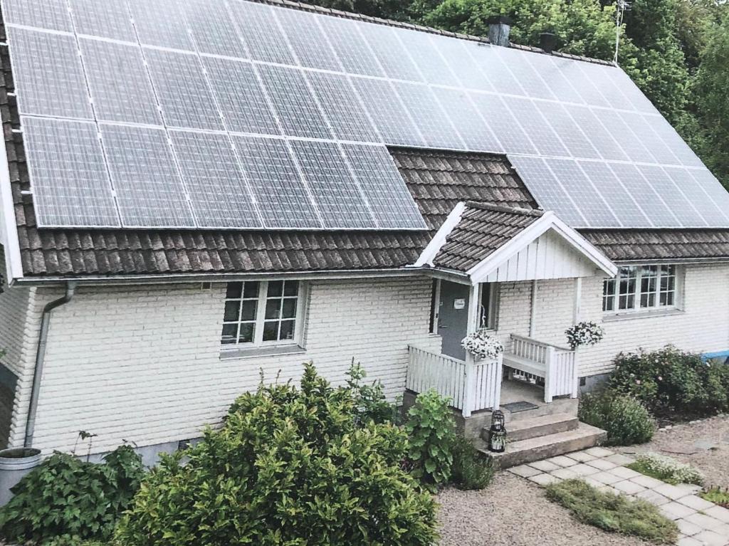 Rödeby的住宿－Karlskrona，屋顶上设有太阳能电池板的房子