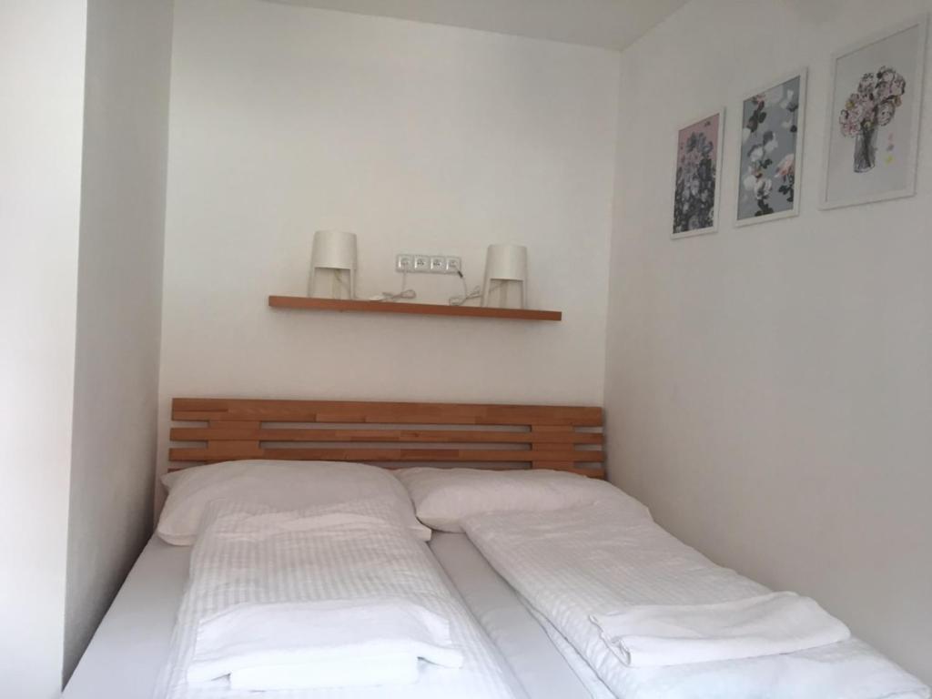 Łóżko lub łóżka w pokoju w obiekcie Mikulov - Inn - hotel s vinným sklepem Venuše