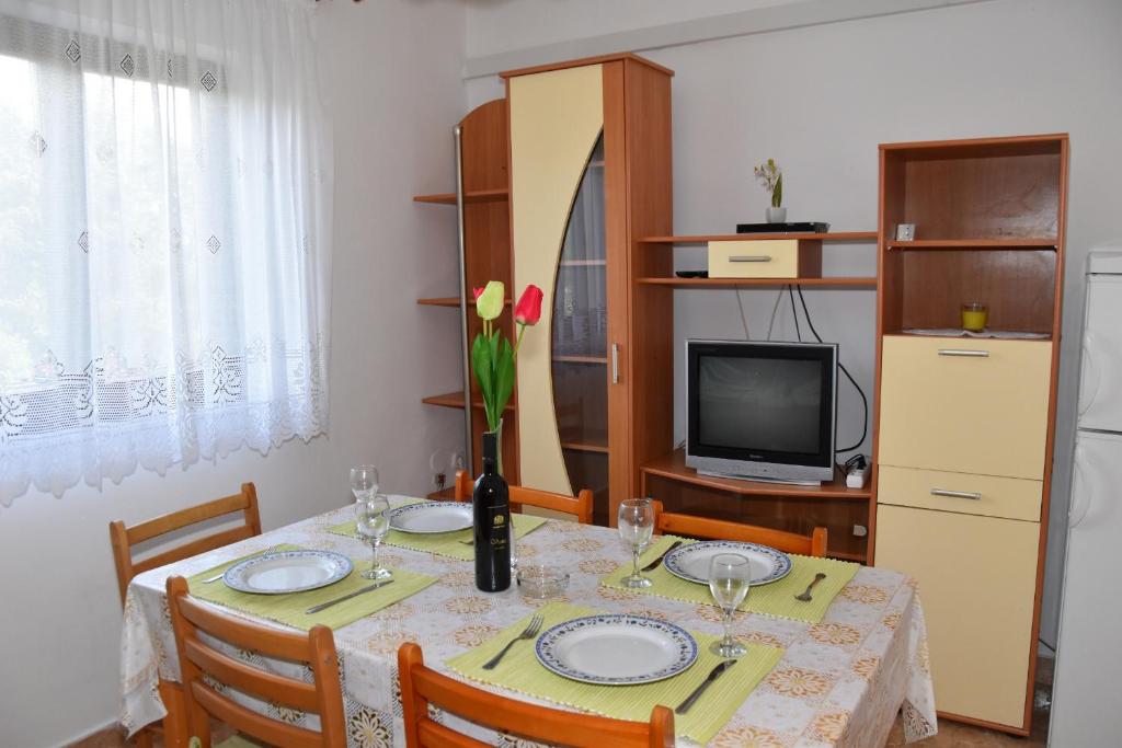 TV a/nebo společenská místnost v ubytování Apartmani Bošana
