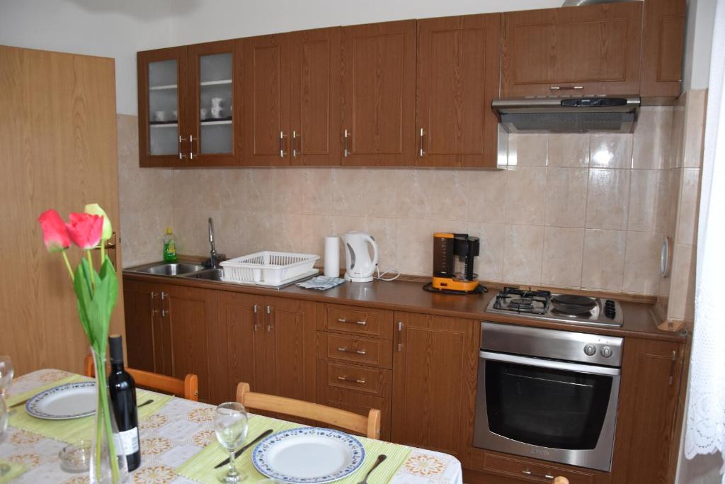 Kuchyň nebo kuchyňský kout v ubytování Apartmani Bošana
