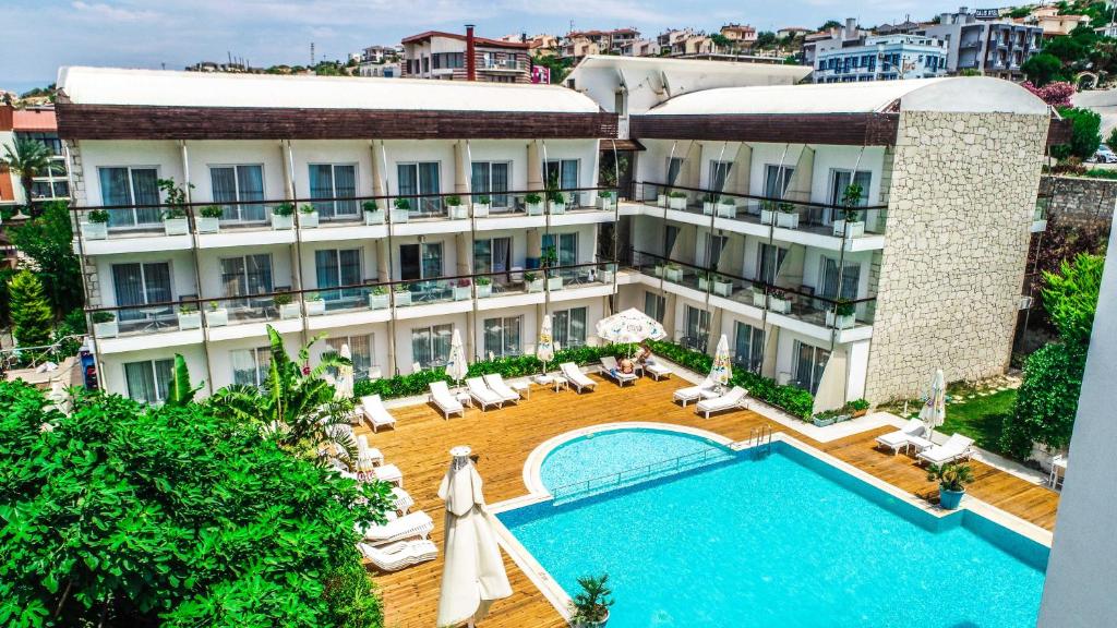 una vista aérea de un hotel con piscina en OTEL YENi, en Cesme