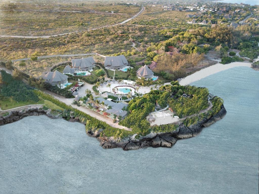 een luchtzicht op een eiland in het water bij The Kasa Malindi - 'formerly Leopard Point Beach Resort' in Malindi