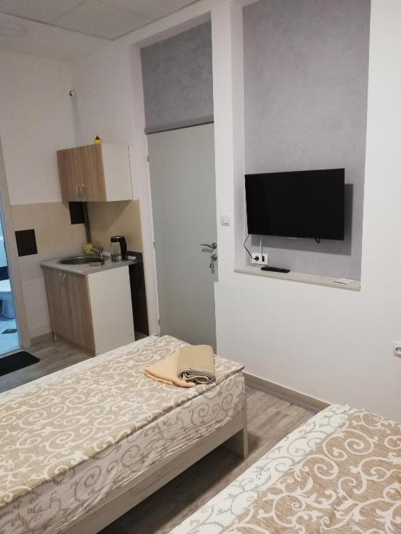 TV a/nebo společenská místnost v ubytování Athos Apartments