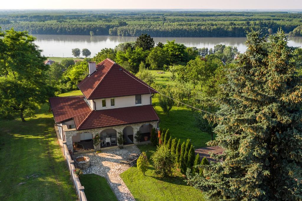 uma vista aérea de uma casa com um telhado em Danubio Residence em Aljmaš