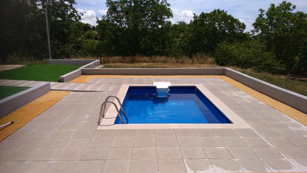 a swimming pool in the middle of a patio at Alojamento Rural de Covelas in Covelas