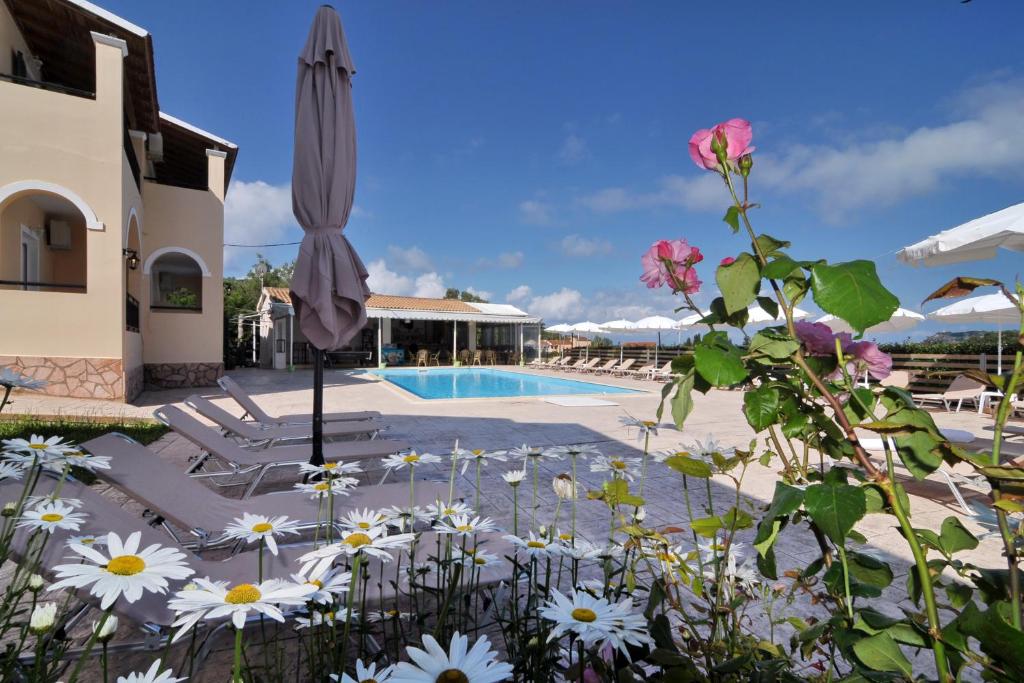 una villa con piscina e fiori di Makris Apartments Arillas Corfu a Arillas