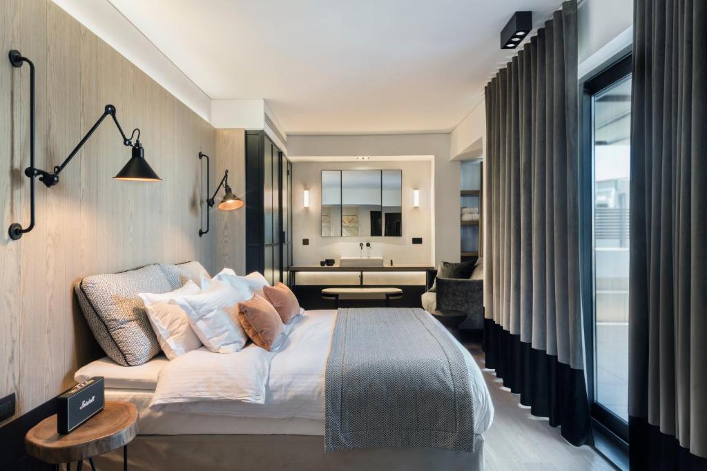 雅典的住宿－尼基酒店，一间酒店客房 - 带一张床和一间浴室