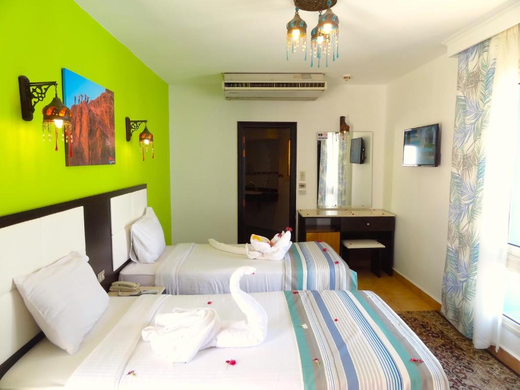 Postel nebo postele na pokoji v ubytování Naama Blue Hotel