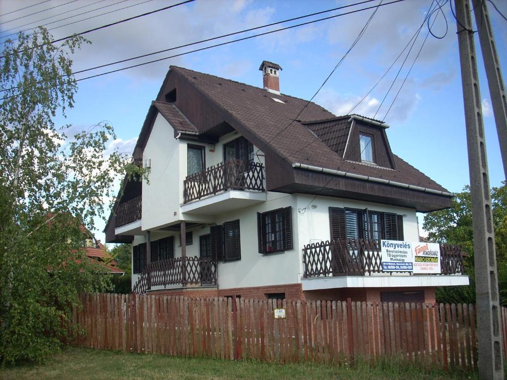 Fanni Vendégház في ميسكولكتابولكا: منزل أبيض بنوافذ سوداء وسياج