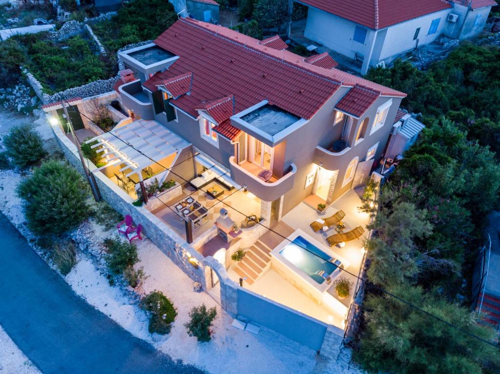 einen Blick über ein Haus mit rotem Dach in der Unterkunft Villa Insula Ventum in Trogir