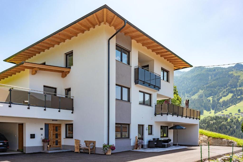 ゲルロスベルクにあるApart Bergluftの山の景色を望む家