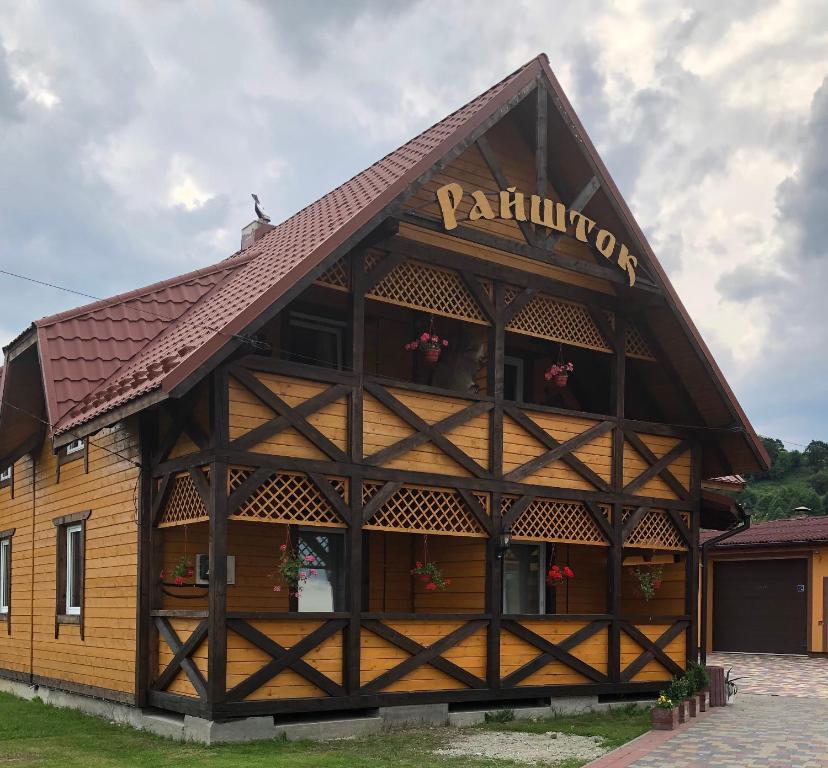 Budova, kde se chata nachází