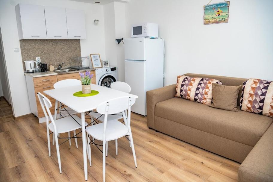 uma cozinha e uma sala de estar com uma mesa e um sofá em Apartment Vazrozhdenska em Veliko Tarnovo