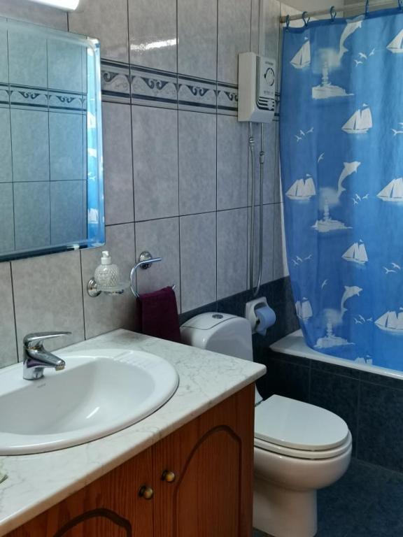 Koupelna v ubytování Yiannos House