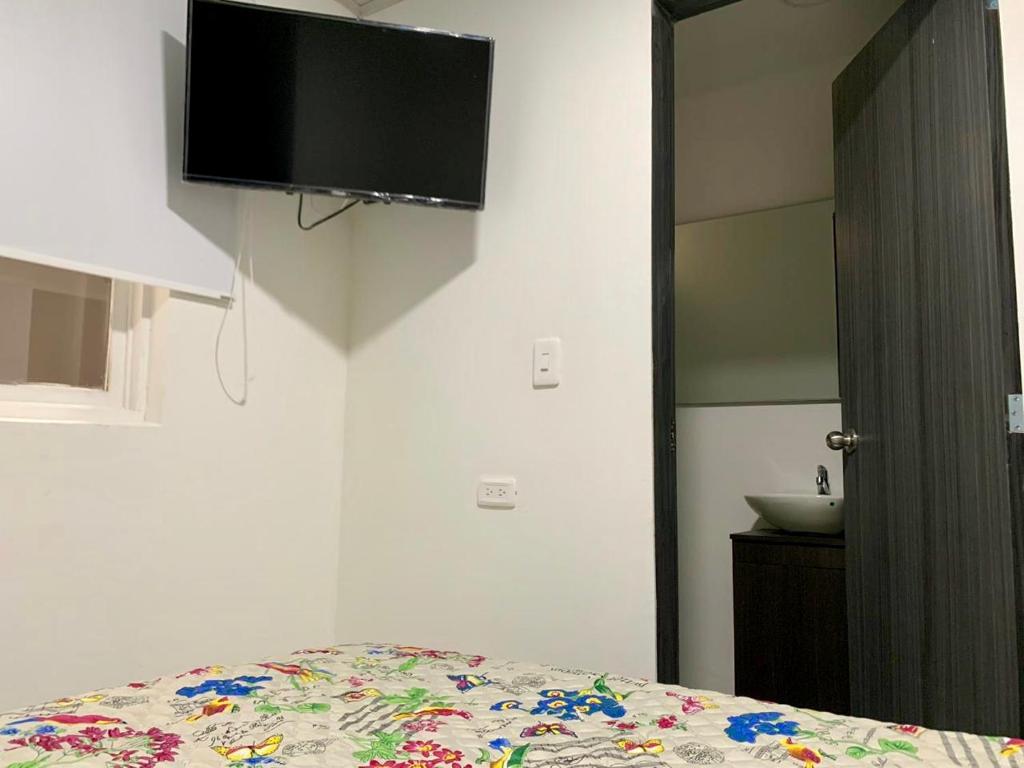 TV a/nebo společenská místnost v ubytování Aloha Hostel