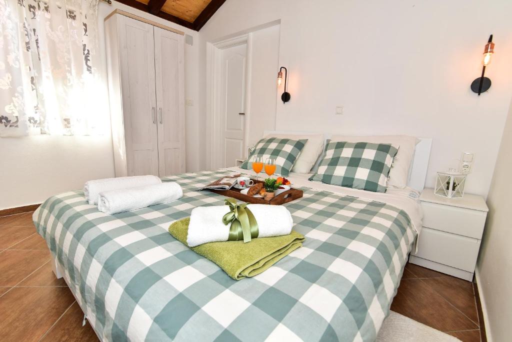 sypialnia z łóżkiem z tacą z jedzeniem w obiekcie Apartman Mare w mieście Zadar