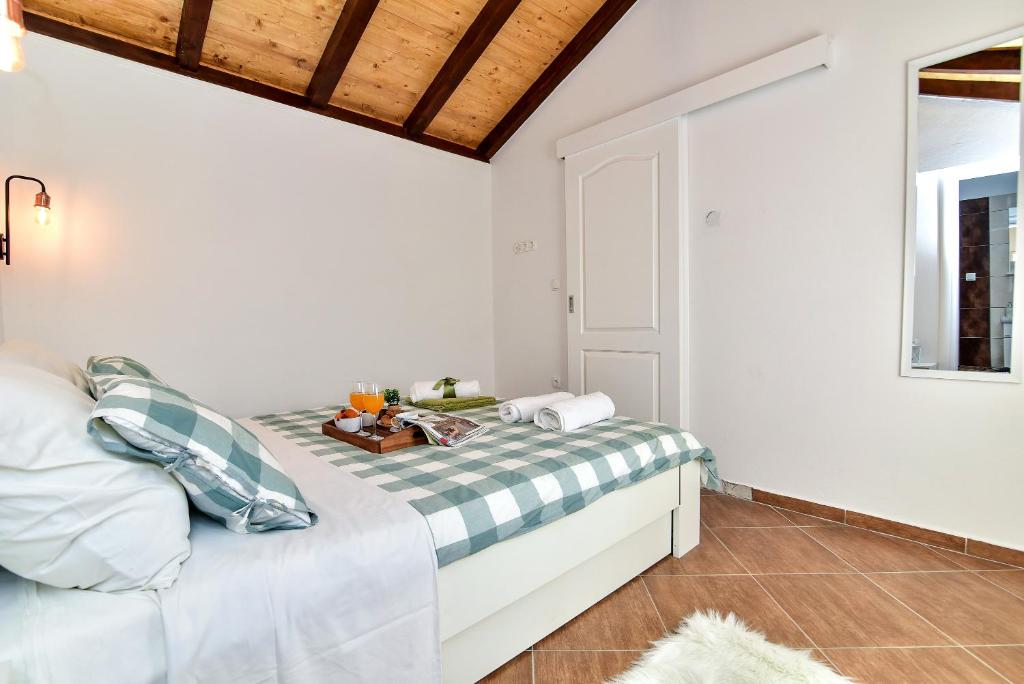 sypialnia z łóżkiem i stołem na nim w obiekcie Apartman Mare w mieście Zadar