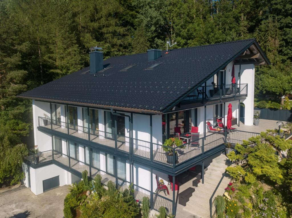 eine Luftansicht eines Hauses mit Solardach in der Unterkunft Alpen Air exklusive Apartments in Bad Reichenhall