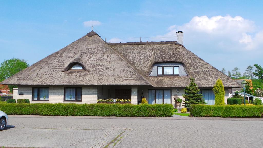 Casa grande con techo de paja en Ferien im Reetdachhaus en Berumerfehn