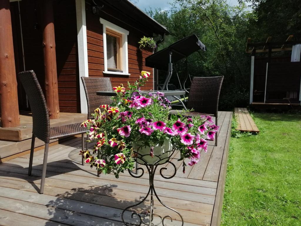 einen Tisch mit einem Blumentopf auf einer Terrasse in der Unterkunft Ainja Puhkemaja in Viljandi