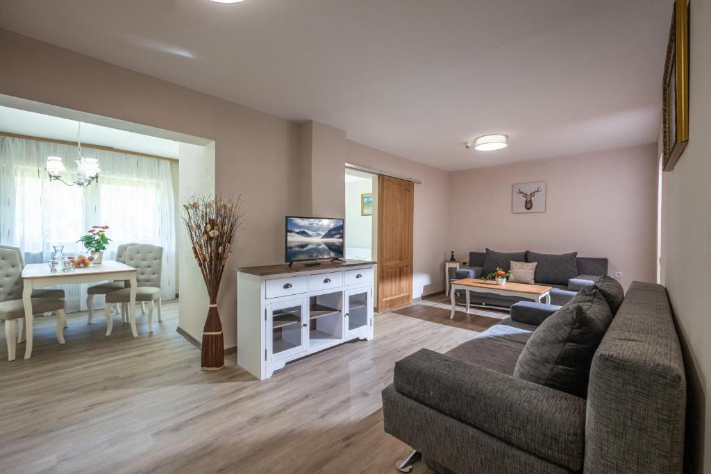 TV a/nebo společenská místnost v ubytování Alpenhotel Edelweiss