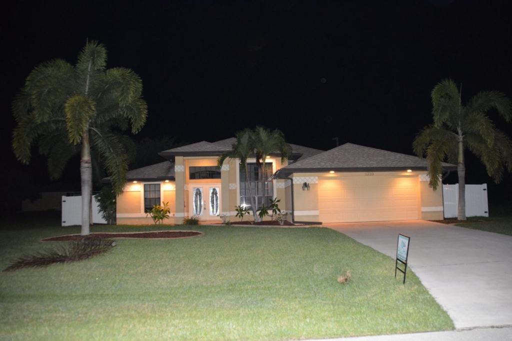 Moonlight, Cape Coral (updated prices 2024)