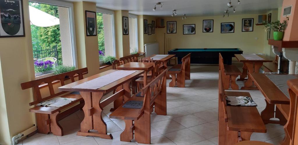 Reštaurácia alebo iné gastronomické zariadenie v ubytovaní Willa Jasna