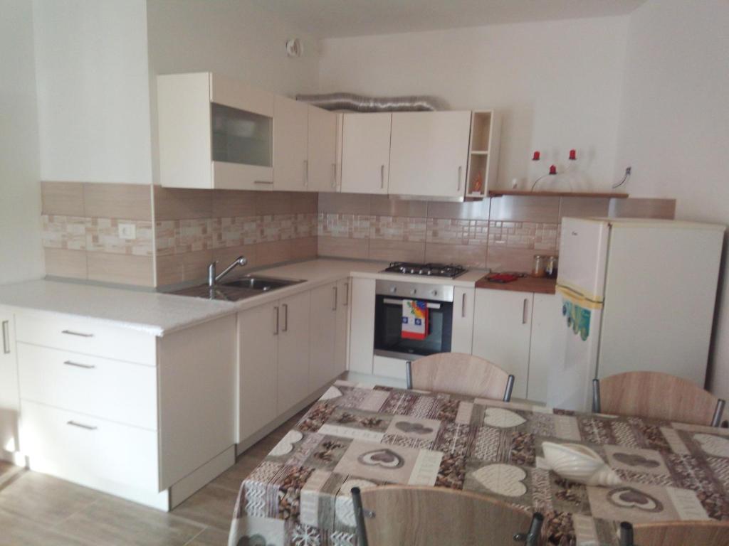 Kuchyň nebo kuchyňský kout v ubytování APARTMAJI MATAŽIN